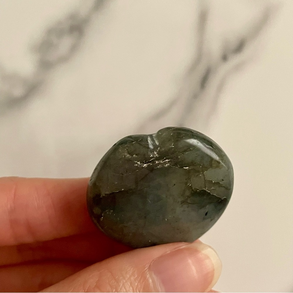 Mini Labradorite Heart - Picture 8 of 9